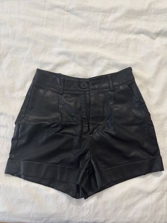 Pantaloni corti ecopelle neri taglia XS/34EU