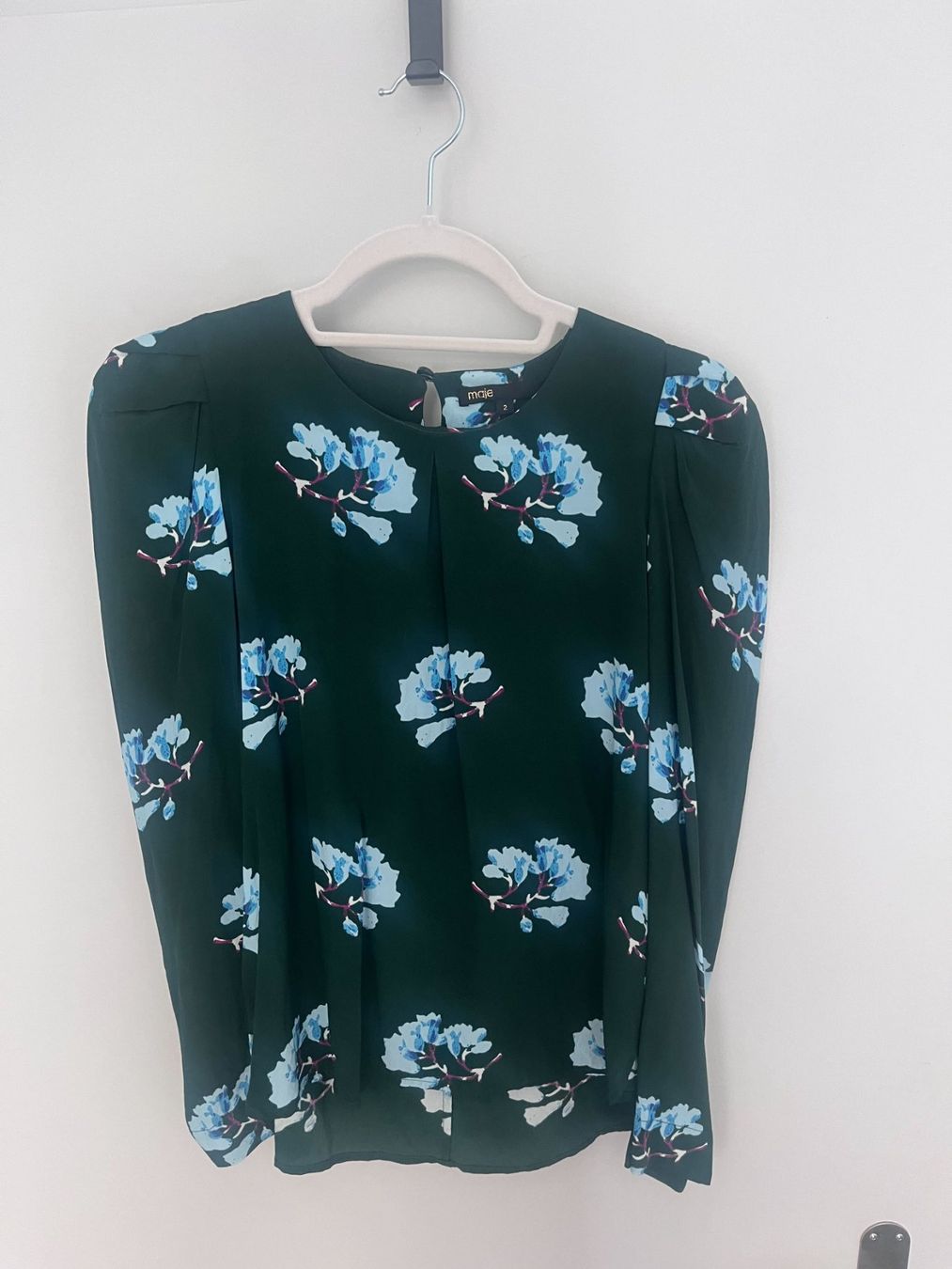 Maje Camicette: Maje blouse, dark green with light blue flowers – Nuovo (secondo la descrizione) da Zürich venduto da kry_85p7