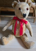 Vintage-Teddybär mit roter Schleife sucht neues Zuhause!