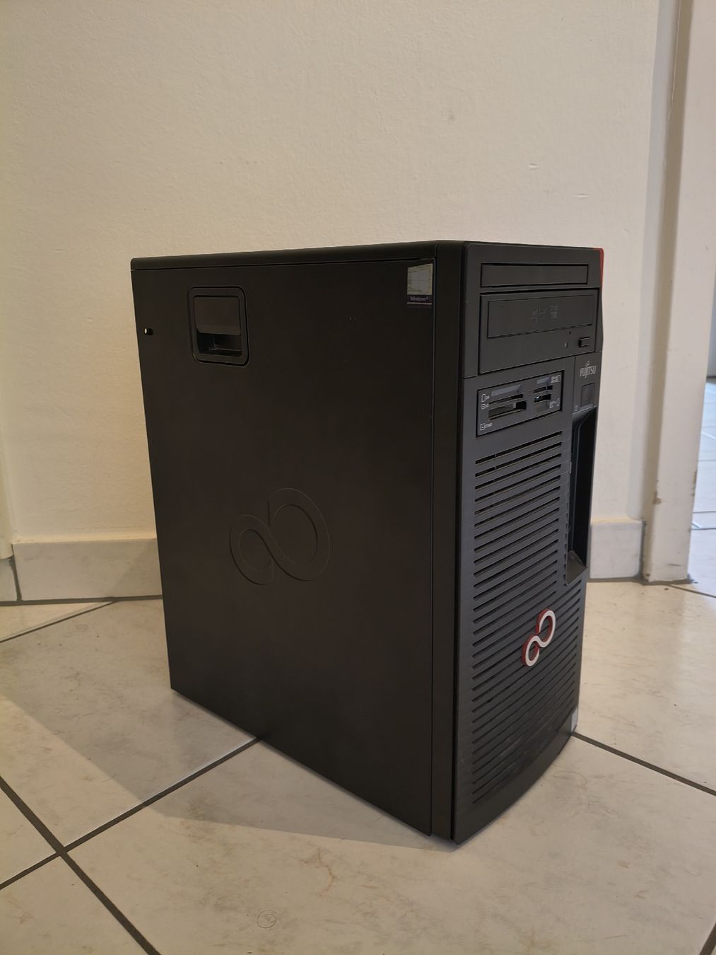 Fujitsu PCs: Fujitsu Celsius workstation Intel Xeon - 256GB SSD - no ram – Gebraucht aus Zürich von TrainLine 2