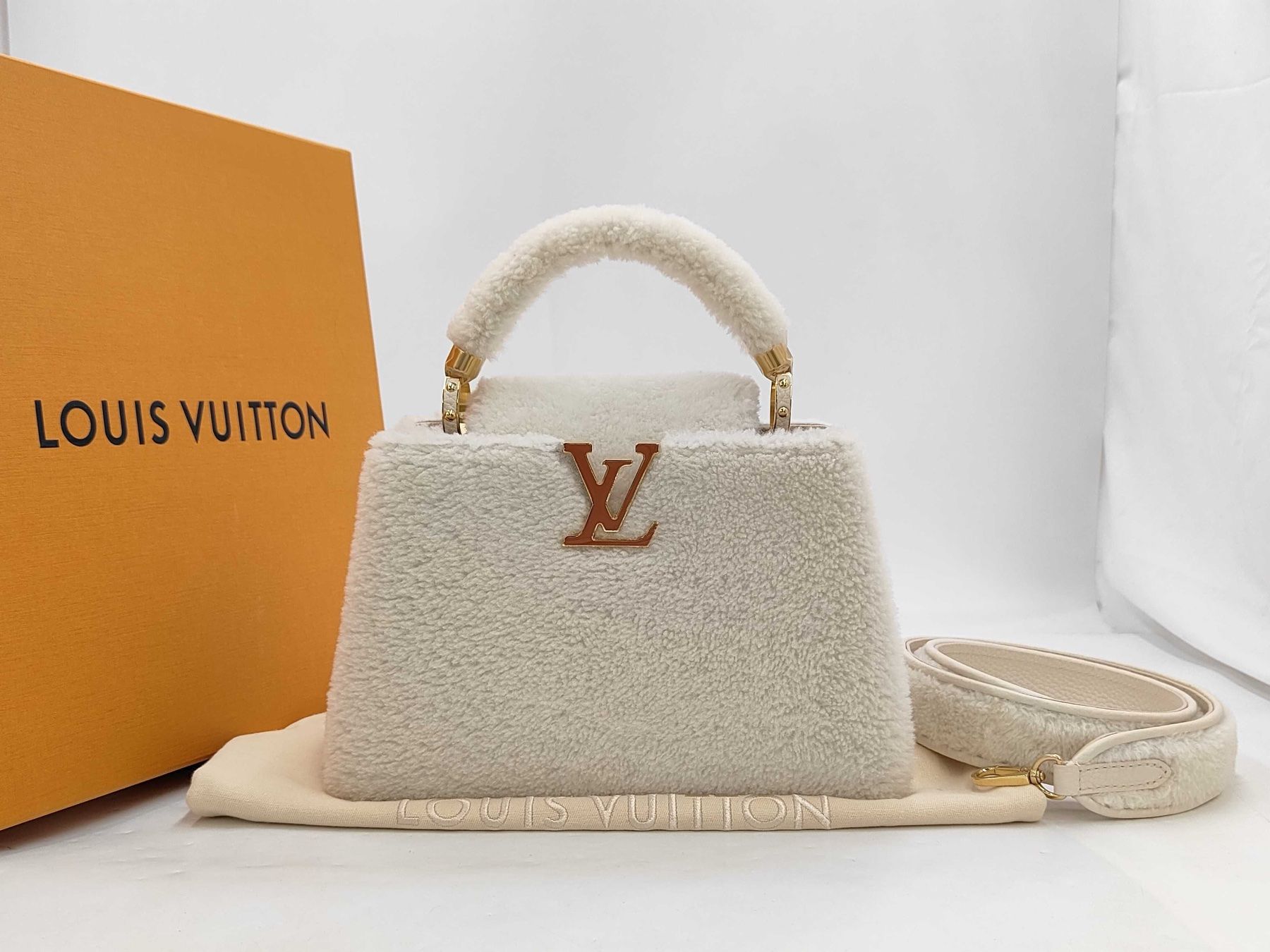 Louis Vuitton Taschen für Damen: 🤍 LOUIS VUITTON CAPUCINES BB SHEARLING – CRÈME / IVORY – Neu (gemäss Beschreibung) aus St. Gallen von Love_Luxury