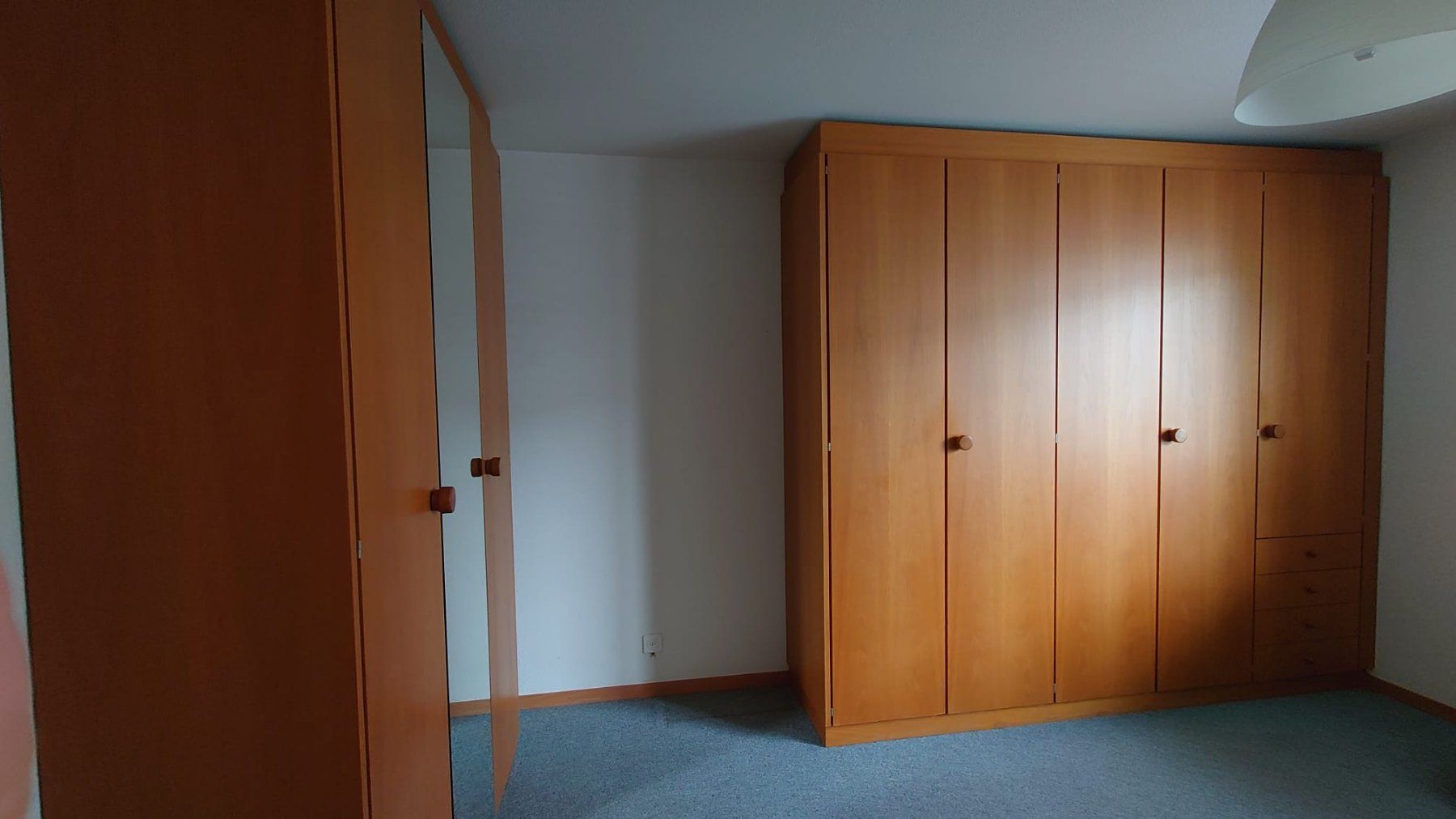 Schränke: Zwei Eichenschränk einer mit Spiegel.. – Gebraucht aus Hägglingen von Bambusdrache