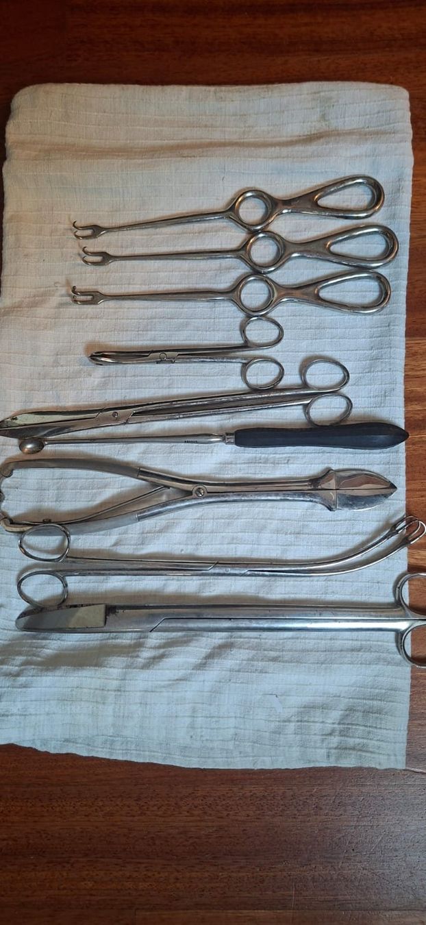 Attrezzature mediche: Lot instruments de chirurgie – Usato da Bevaix venduto da cry_hvf2