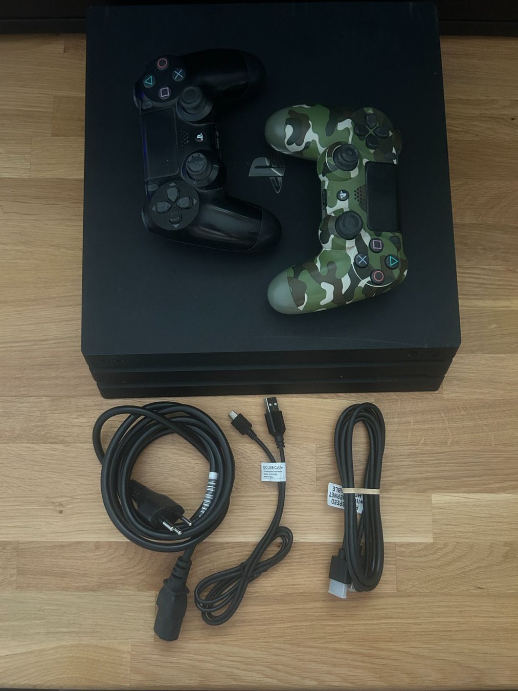 Sony Console: PS4 PRO 1 TB MIT 2 CONTROLLERN UND KABELN – Usato da Lenzburg venduto da Joerebemi 1