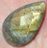 Cabochon L-6003– Labradorit facettiert 21x12,5mm 14,15 Karat