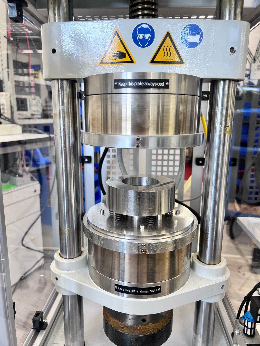 Laborzubehör: Netzsch Pneumatische Laborpresse – Gebraucht aus Niederdorf von LeptonAG_Labor 5