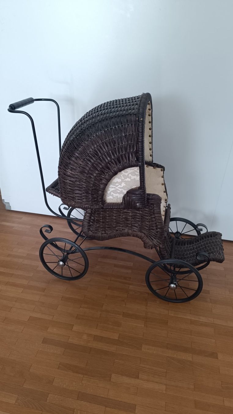 Carrozzine per bambole: Antiker nostalgischer Puppenwagen – Usato da Zürich venduto da Jul69