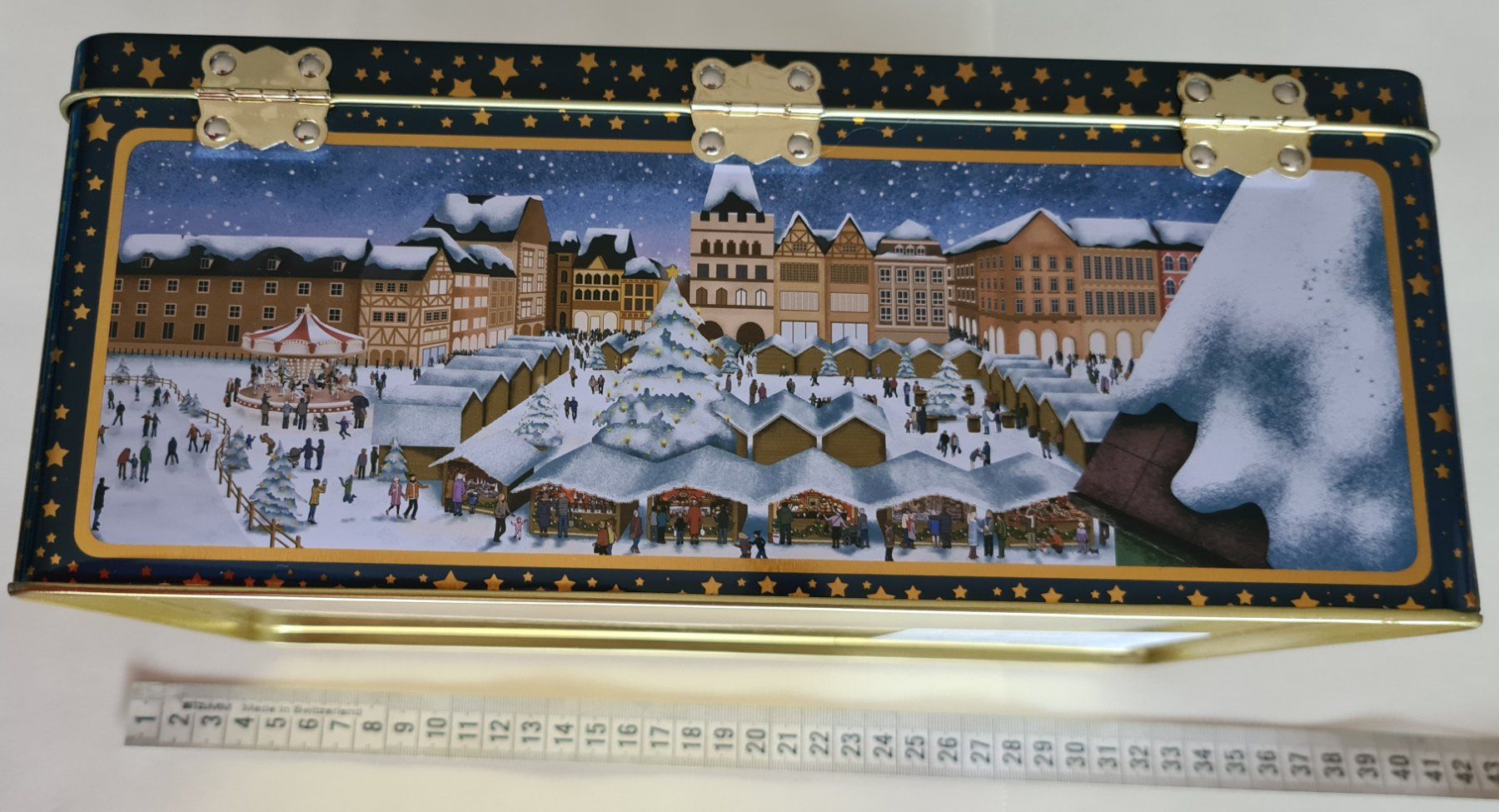 Tutte le decorazioni: 1 Biscuit Dose, 28x18x11cm, Eislauf,3D Bild, Weihnachtsmarkt – Nuovo (secondo la descrizione) da kuessnacht am rigi venduto da IceFan 2