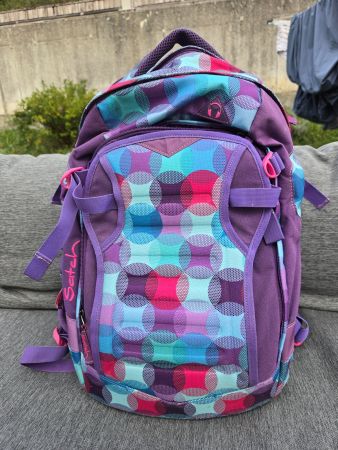 Satch Schulrucksack – Lila/Bunt mit Regenschutz