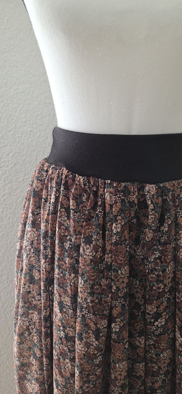 Gonne: Sommerlicher Midirock mit Blumenmuster, one size – Usato da Näfels venduto da CH.Kchlineknopf 2