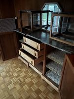 Buffet aus Holz mit Schnitzerei