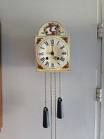 Wanduhr mit Blumendekor und Gewichten defekt