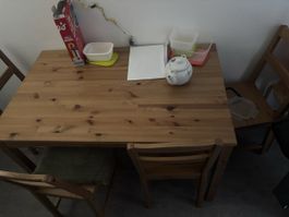 Holztisch mit 4 Stühlen