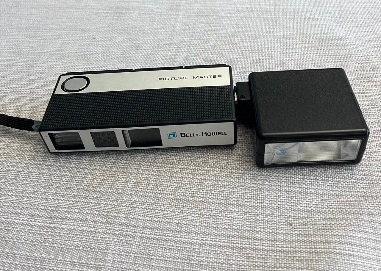 Fotocamera: Bell & Howell Picture Master 110 Pocket caméra avec flash – Usato da Petit-Lancy venduto da DonJen