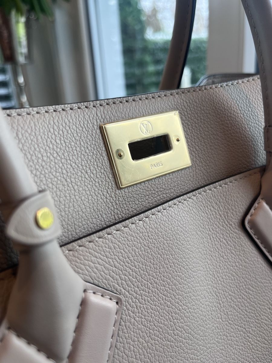 Louis Vuitton Borse: Louis Vuitton On my side MM in greige - Fullset – Nuovo e nell'imballaggio originale da Oberriet SG venduto da fri_88n2 9