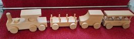 Holzeisenbahn mit vier Wagen aus Naturholz (Spielzeug)