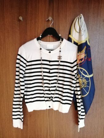 Strickjäckchen im maritimen Chanel-Look