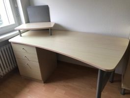 Schreibtisch mit Aufsatz und Bürostuhl, Guter Zustand!