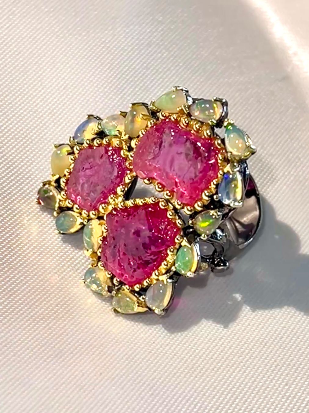Llan Valls Joies Anelli: Natural Rough Ruby Slabs & Opals Black Rhodium SS925 Ring – Nuovo (secondo la descrizione) da Birsfelden venduto da Brut 1