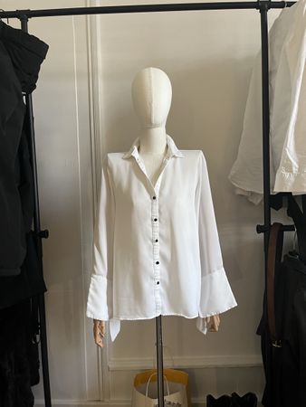 Elegant White Blouse: Flowing Sleeves , size M