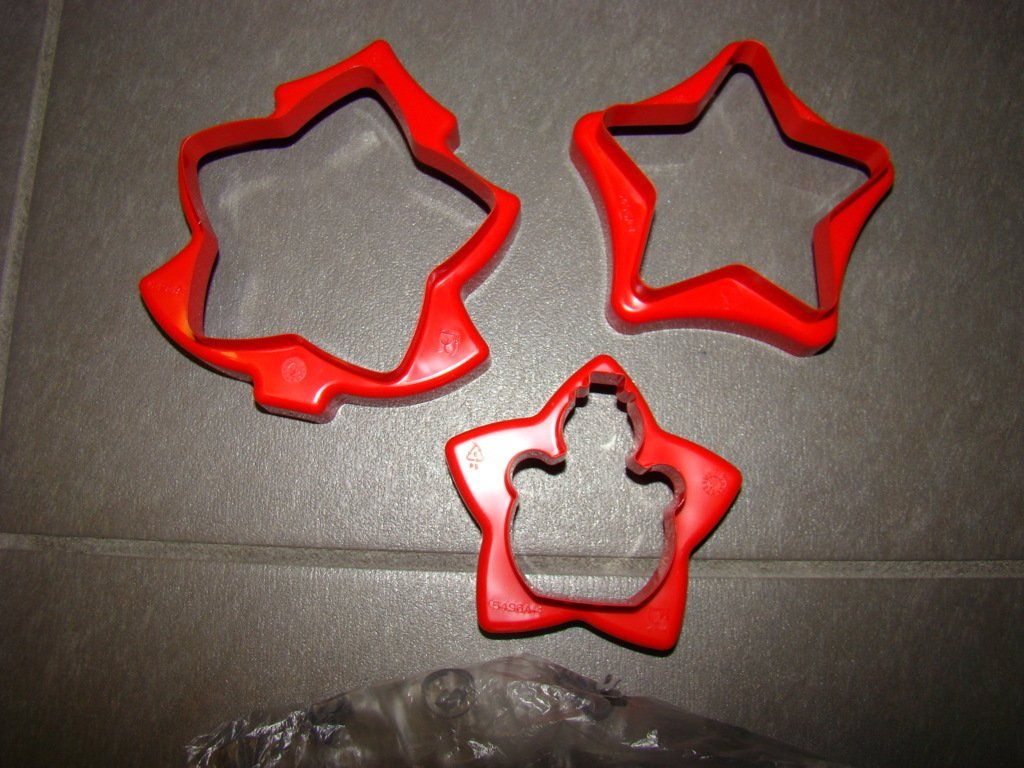 Tupperware Moules à gâteaux: Tupperware, emporte-piéces / Ausstecher – Neuf avec emballage d'origine à Lussery-Villars par pousinete02
