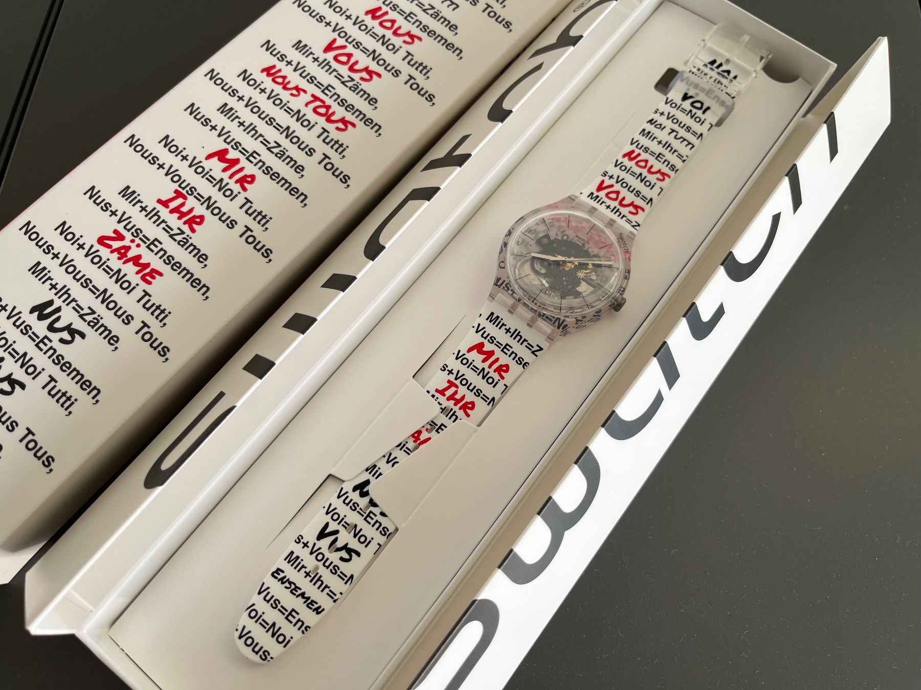 Swatch Orologi: Swatch Aktionärsuhr 2026 – Nuovo e nell'imballaggio originale da Zofingen venduto da King.