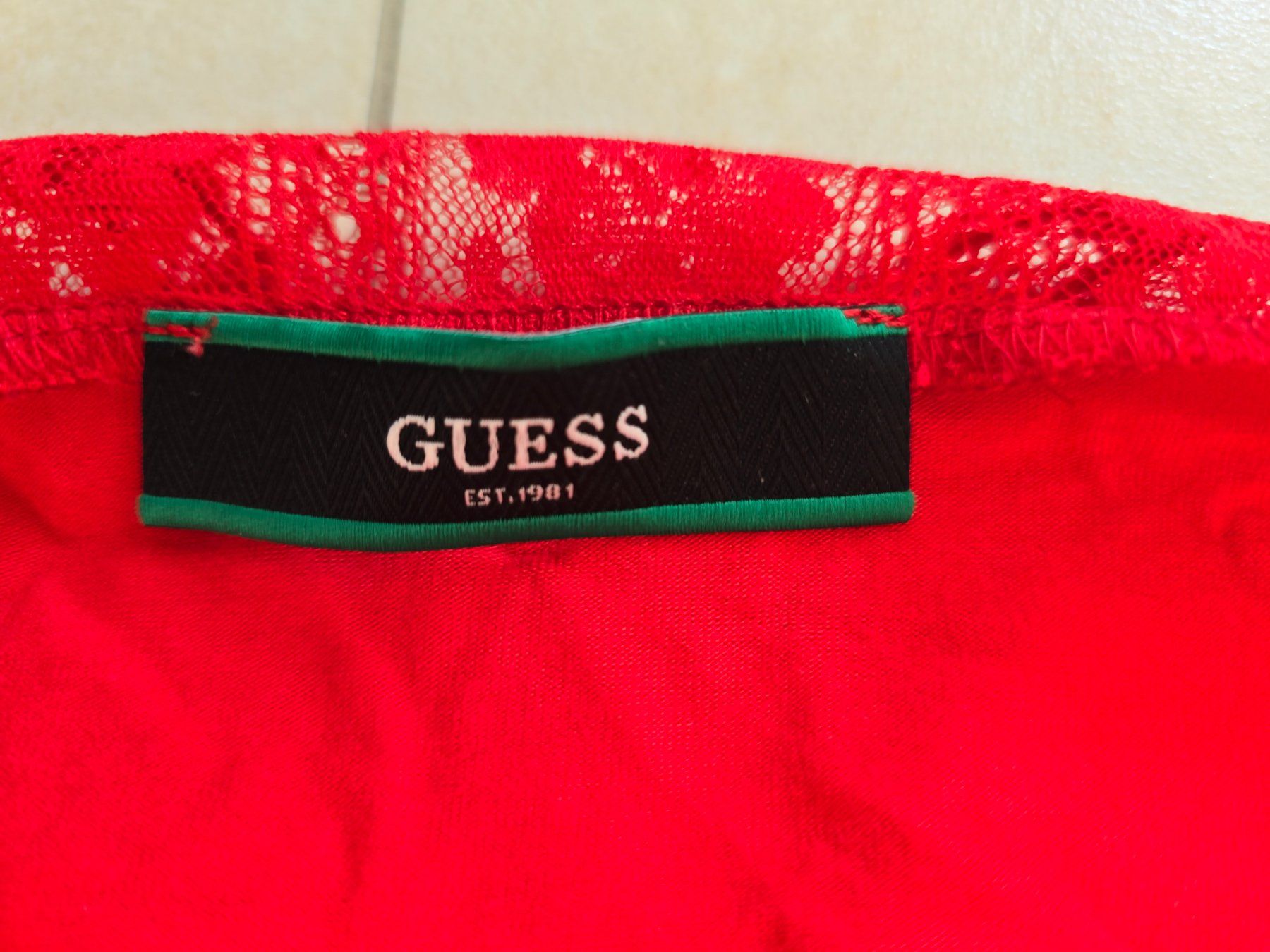 Guess T-shirt: Rotes Guess Shirt Gr. M – Usato da Steinhausen venduto da aengeli07 2