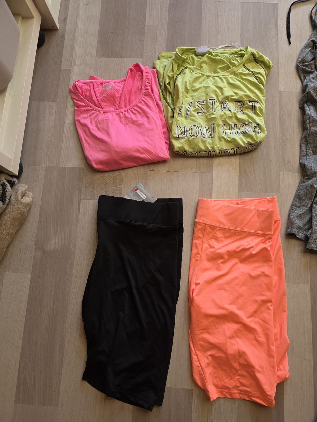Lotti di vestiti: 8x Sportkleidung Grösse 48 – Usato da St. Peterzell venduto da upcycling_ 1