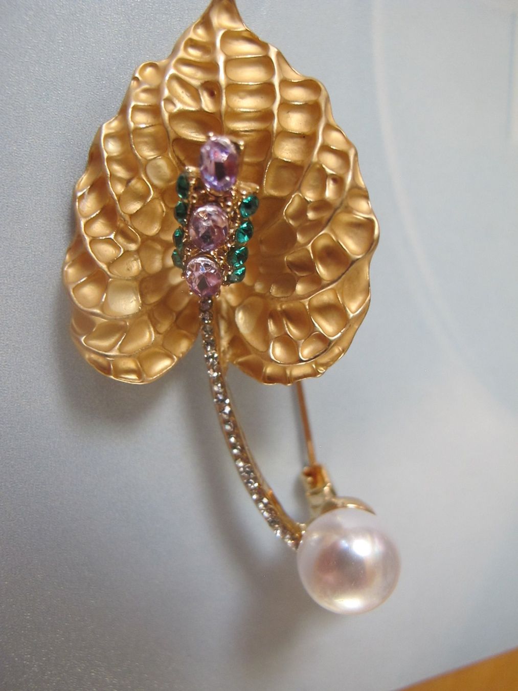 Broches & Aiguilles: Goldfarbene Brosche mit Perle, Blattform, Vintage Stil – Neuf (Voir description) à Löhningen par Chimae67