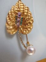 Goldfarbene Brosche mit Perle, Blattform, Vintage Stil