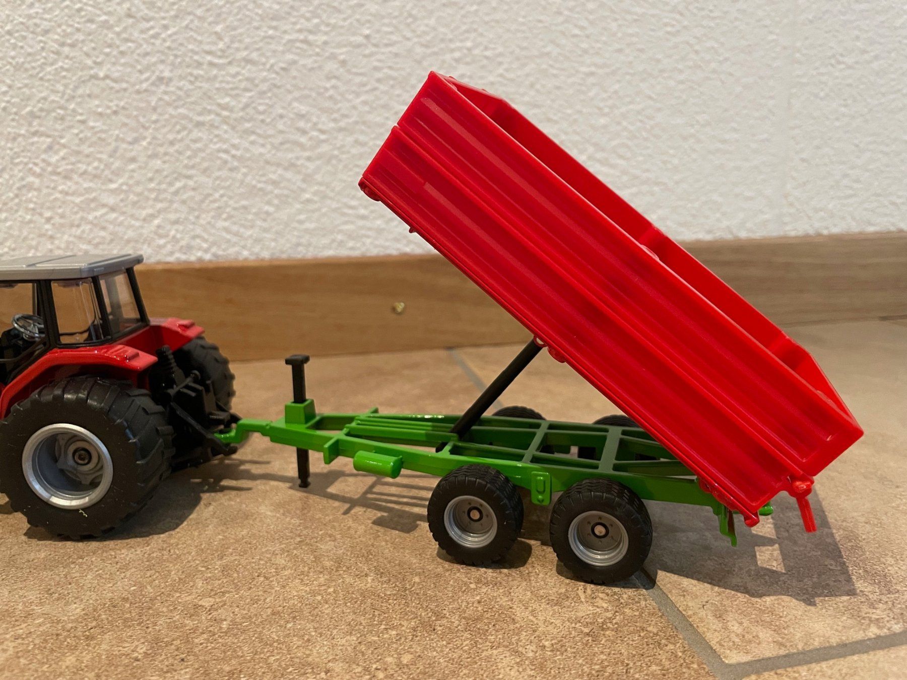 Massey Ferguson Trattori: SIKU Massey Ferguson 4270 mit Kipper – Nuovo e nell'imballaggio originale da Kreuzlingen venduto da Stefan1150 4