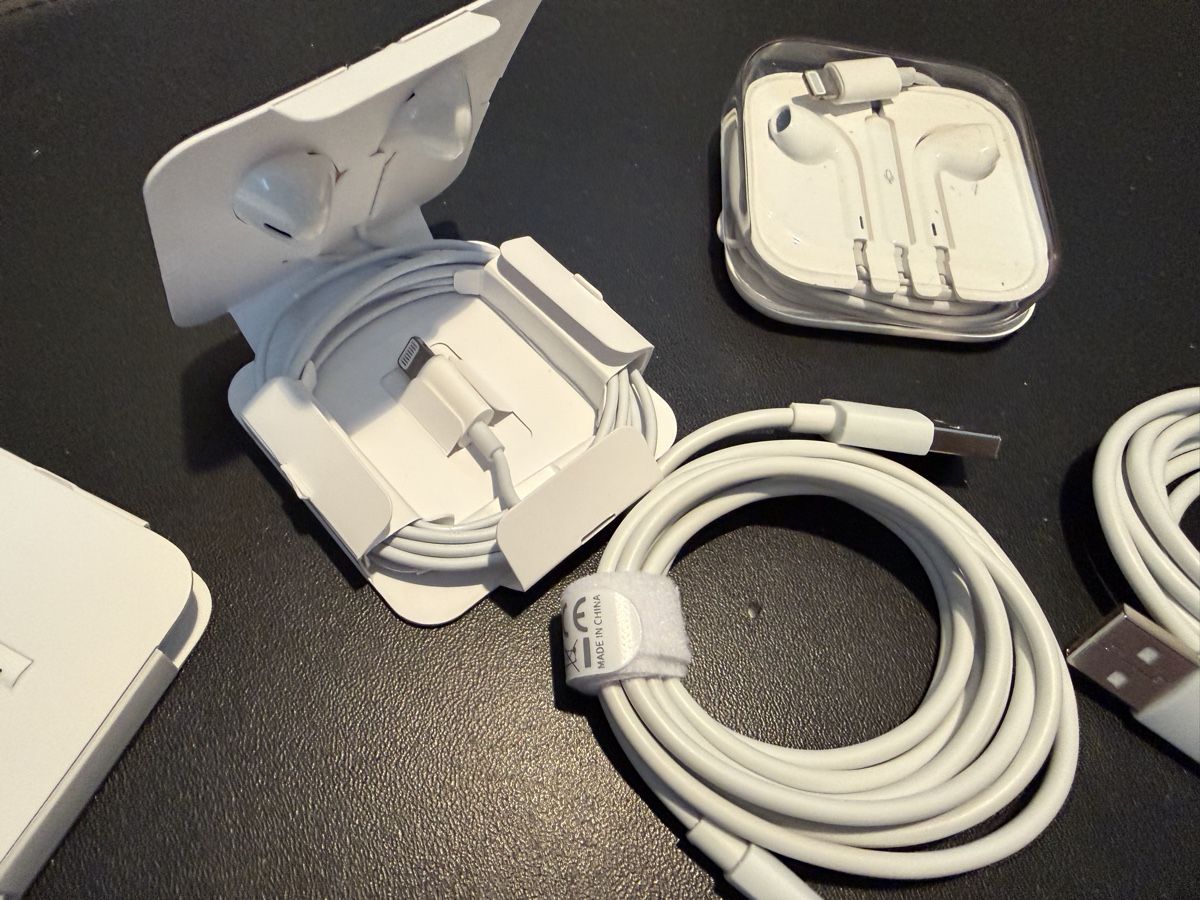 Cavi: Écouteur et câble Lightning pour iPhone – Nuovo e nell'imballaggio originale da grenchen venduto da gogol-009 1