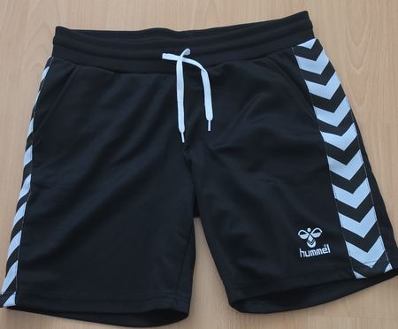 Hummel Trainingsshort, neuwertig, Grösse L, ideal für Sport!