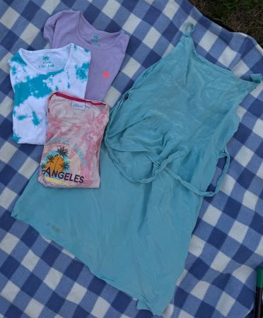 Kleider Mädchen Gr. 134 / 140 3 kurze T-Shirts & Kleid
