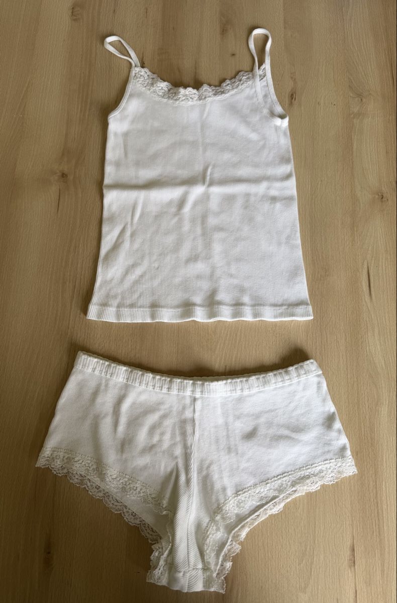 Brandy Melville Kleiderpakete: WHITE LACE CAMISOLE AND SHORTS SET – Gebraucht aus Genève von yav_9r9f