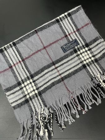 Echarpe Burberry gris motif carreaux