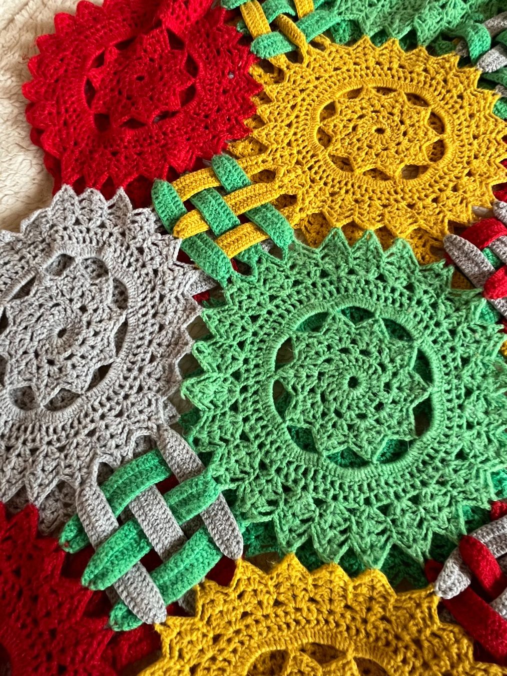 Coperte: Handgemachte Häkeldecke, Granny Squares, bunt – Usato da Montlingen venduto da Giardini13 1