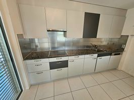 Komplette Einbauküche mit Granitabdeckung und Geräten