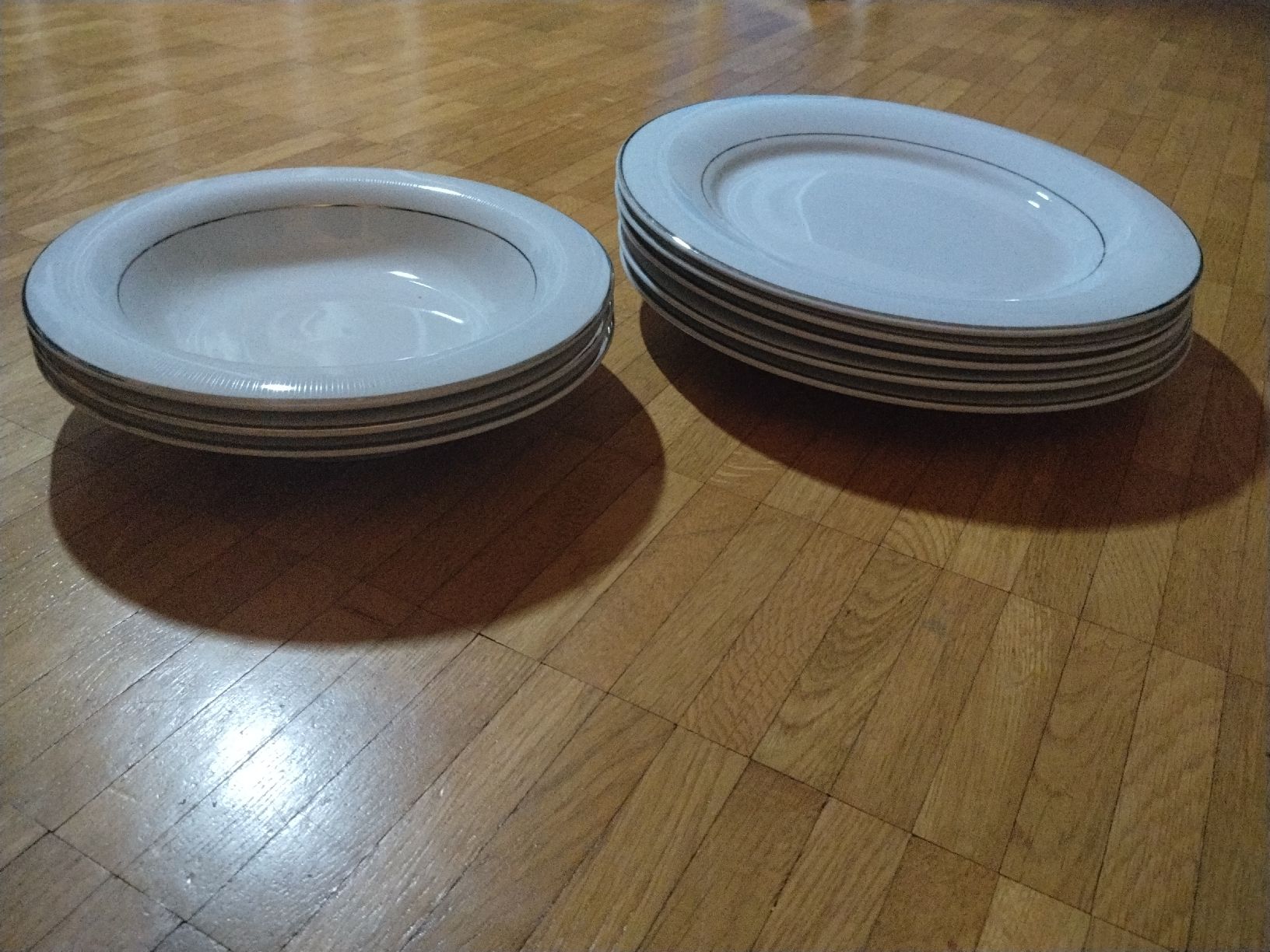 Geschirrsets: 5 dinner plates, 3 oup plates, white, gold rim – Gebraucht aus thun von edw_65cw 1