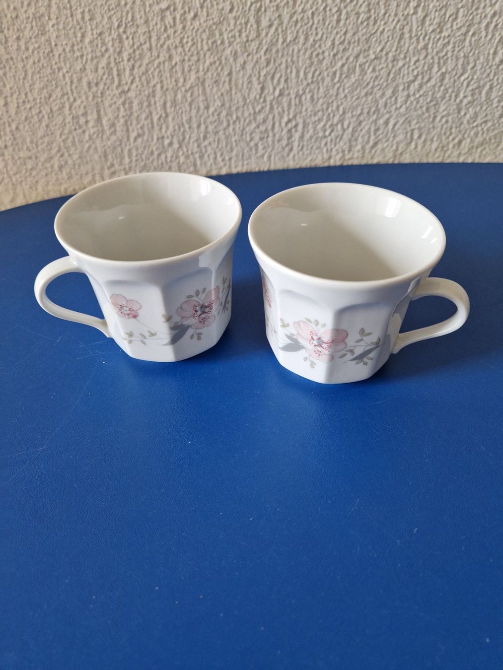 Tassen: 2 Kaffeetassen weiss mit Blumendekor – Gebraucht aus Münchenbuchsee von Aare22 4