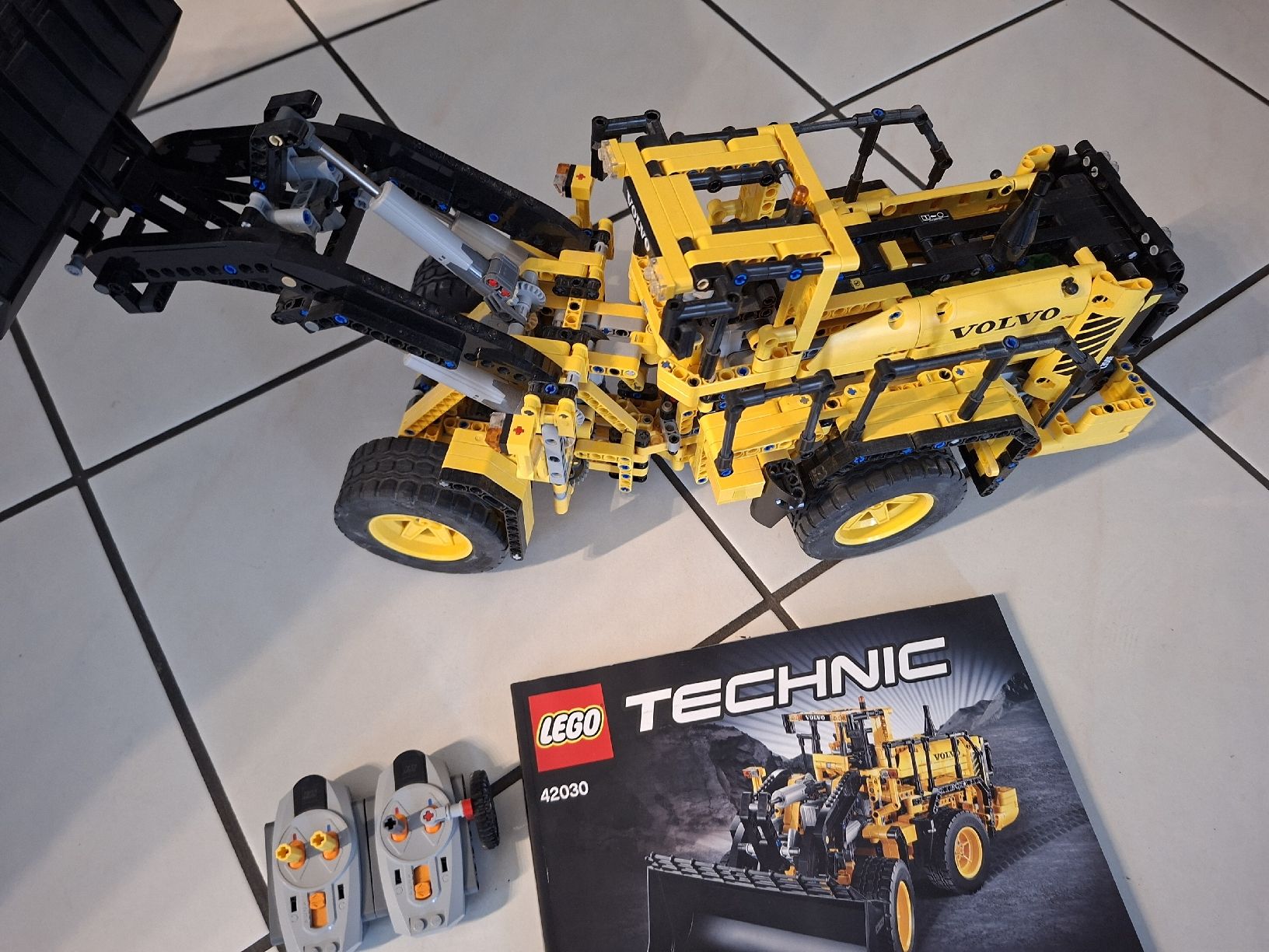 Lego Spielzeuge: Lego Technik 42030 Volvo  – Gebraucht aus Schattdorf von mamo1952 2