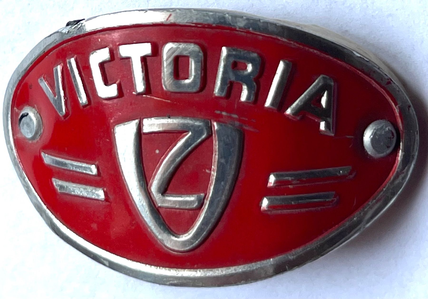 Insegne: Victoria Zündapp Emblem / Logo Oldtimer Moped Rot Silber – Usato da Basel venduto da TOMFAN