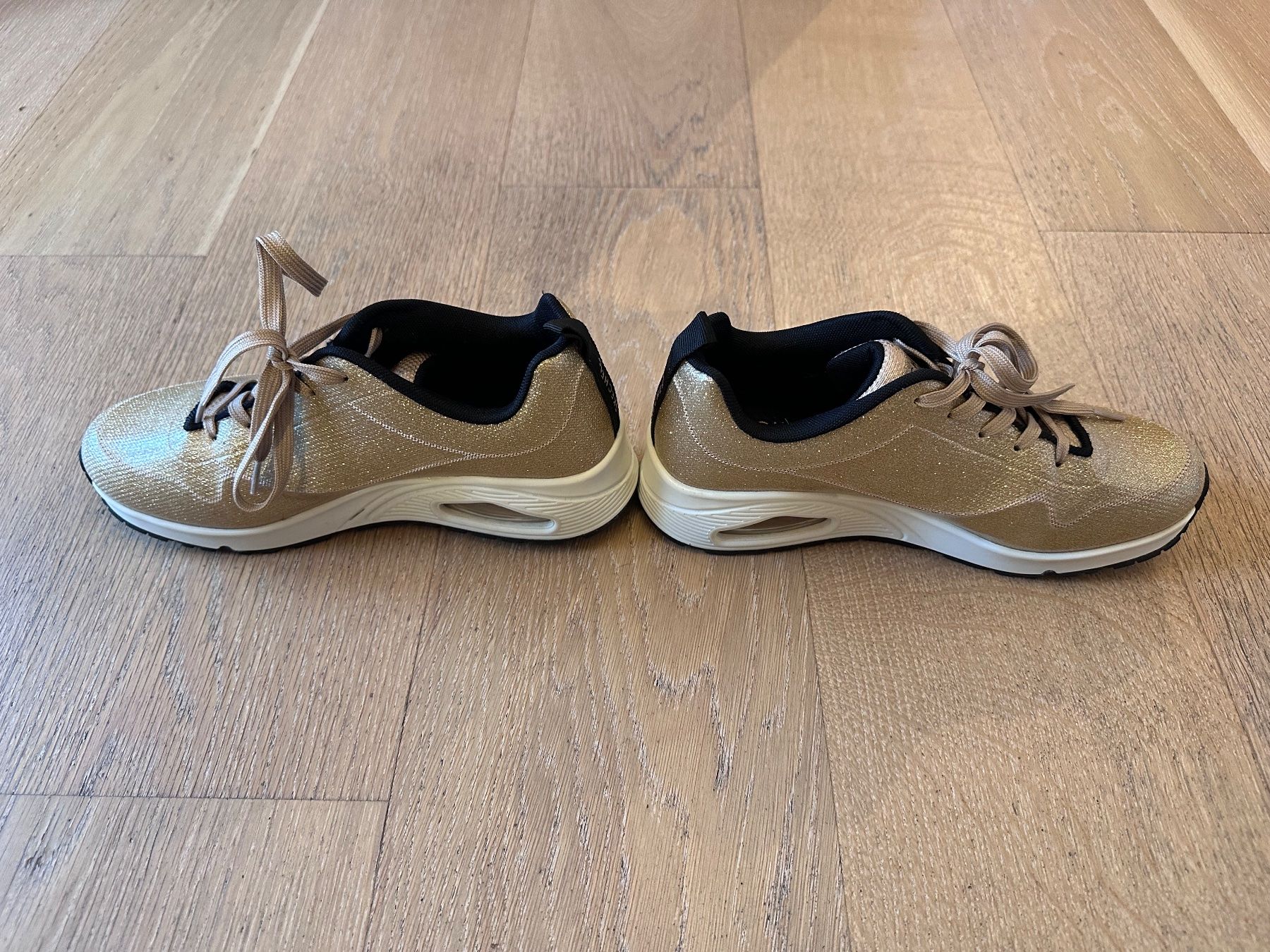 Chaussures femmes: goldfarbene Sketcher Sneaker – D'occasion à Zollbrück par AnMa 1