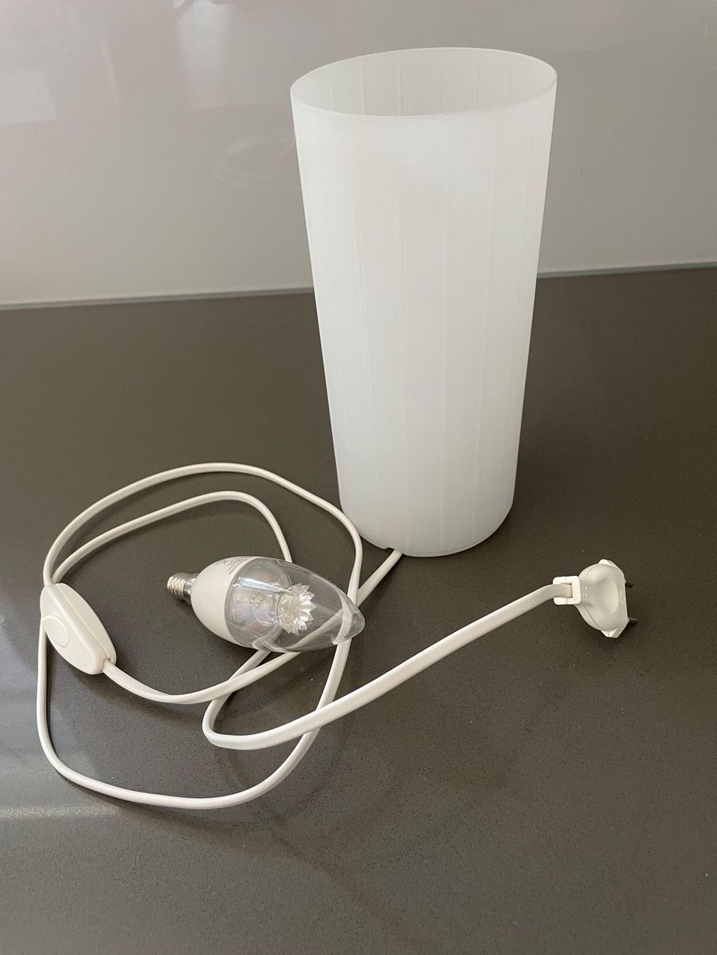 Ikea Lampade: Ikea Tischlampe Kvarna mit dimmbare Birne – Usato da Winkel venduto da Kade50