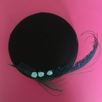 Chapeau chic et rétro plumes et strass