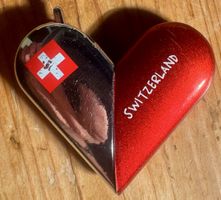 Atomic Klapp-Feuerzeug "Switzerland" – Herz-Form & 100% Funk