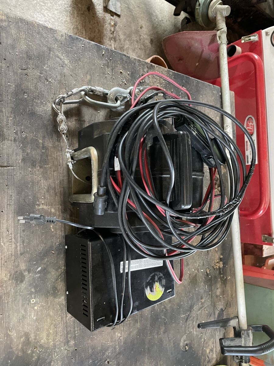 Tutti gli attrezzi: Seilzugwinde 12v Gebraucht! – Usato da Gipf- Oberfrick venduto da T30Zimm 1