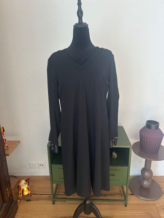 Eva Kayan robe noire