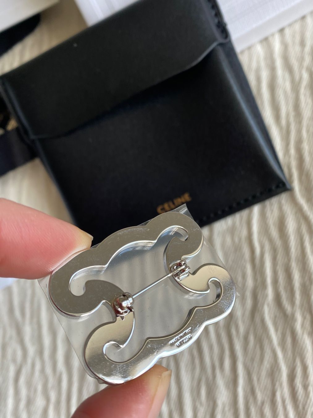 Celine Spille & Fermagli: Celine Triomphe Frame Brooch - New in Box – Nuovo e nell'imballaggio originale da Zürich venduto da AJ_zurich 3