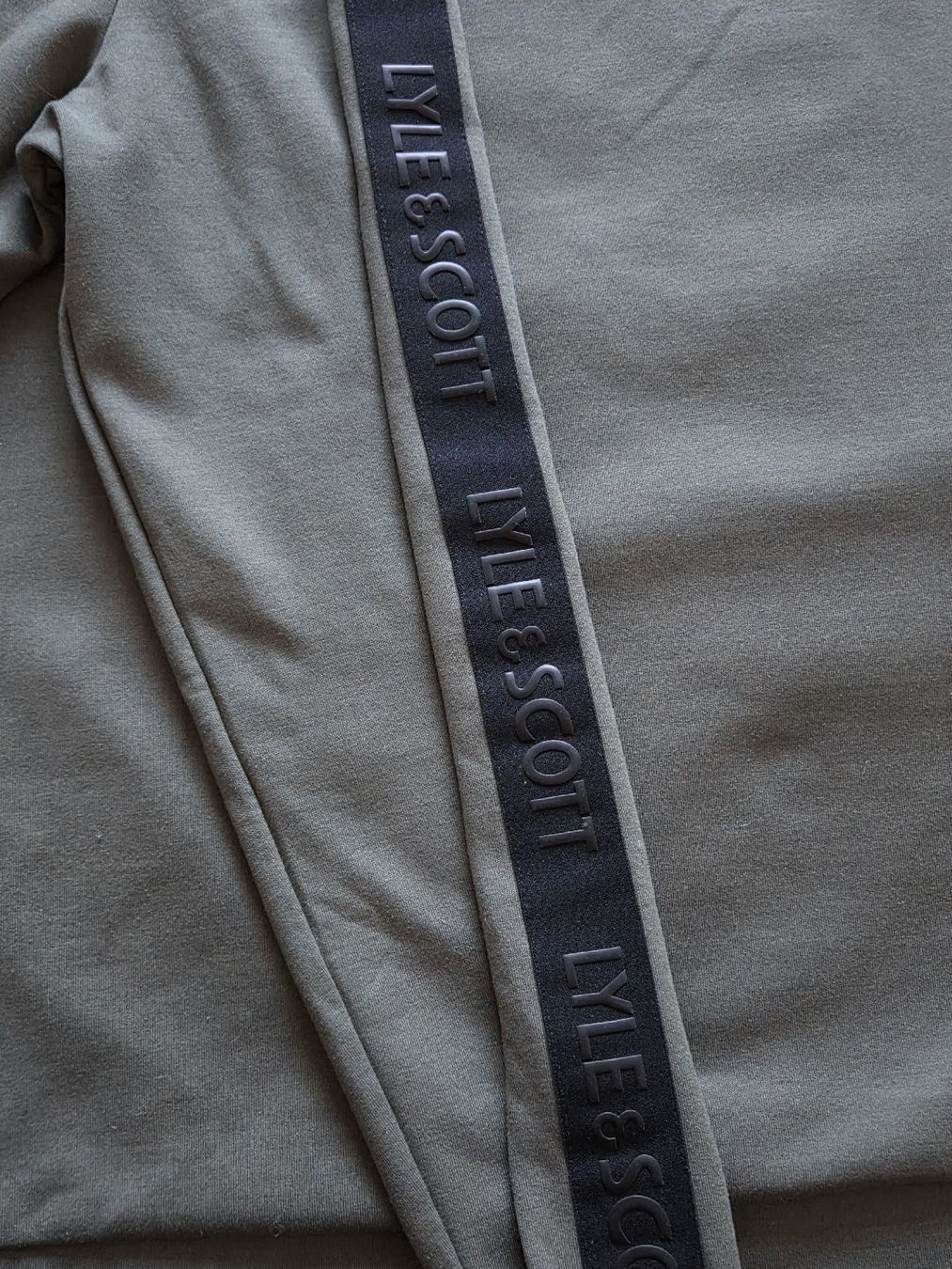 Maglioni & Felpe: Lyle & Scott Sweatshirt / Pullover Olivgrün mit Ärmel-Tape – Usato da Biel/Bienne venduto da casualculture.store 3